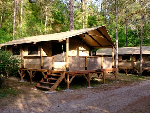 Tente en toile et en bois 4 personnes - Lodge Insolite Pinède 34 m² - 2 chambres + Terrasse couverte + Plancha - 4/5 pers