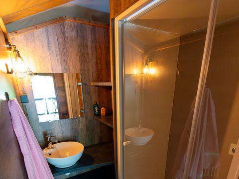 Tente en toile et en bois 4 personnes - Lodge Insolite Pinède 34 m² - 2 chambres + Terrasse couverte + Plancha - 4/5 pers