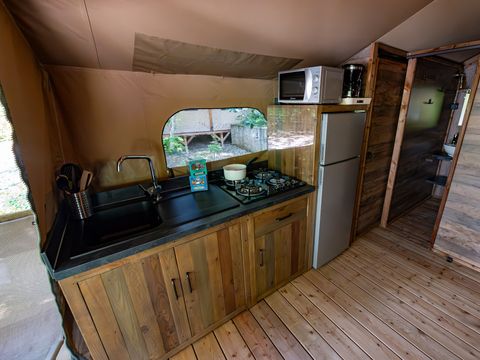 Tente en toile et en bois 4 personnes - Lodge Insolite Pinède 34 m² - 2 chambres + Terrasse couverte + Plancha - 4/5 pers