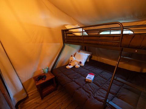 Tente en toile et en bois 4 personnes - Lodge Insolite Pinède 34 m² - 2 chambres + Terrasse couverte + Plancha - 4/5 pers