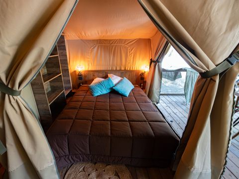 Tente en toile et en bois 4 personnes - Lodge Insolite Pinède 34 m² - 2 chambres + Terrasse couverte + Plancha - 4/5 pers