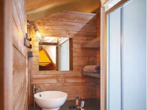 Tente en toile et en bois 4 personnes - Lodge Insolite Pinède 34 m² - 2 chambres + Terrasse couverte + Plancha - 4/5 pers
