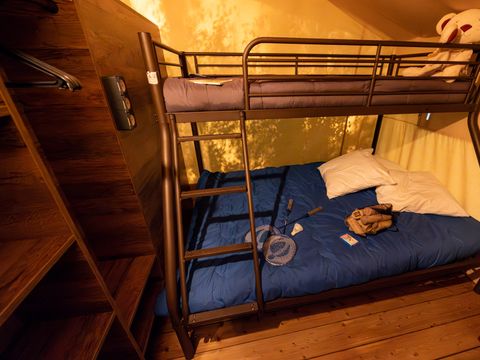 TENTE TOILE ET BOIS 5 personnes - Lodge Insolite Pinède 46m² - 2 chambres + Terrasse couverte + Plancha