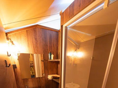 TENTE TOILE ET BOIS 5 personnes - Lodge Insolite Pinède 46m² - 2 chambres + Terrasse couverte + Plancha