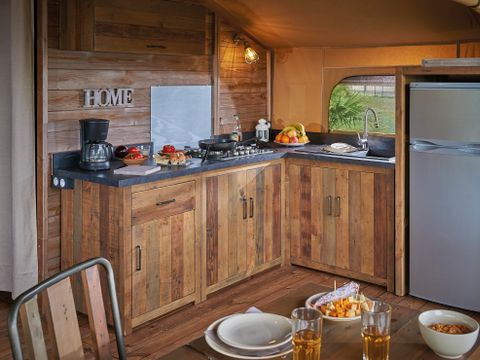 Tente en toile et en bois 5 personnes - Lodge Insolite Pinède 46m² - 2 chambres + Terrasse couverte + Plancha - 5/7 pers