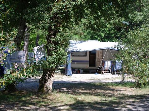 Emplacement - Forfait Privilège - Bord de Rivière - électricité 10A 2 pers
