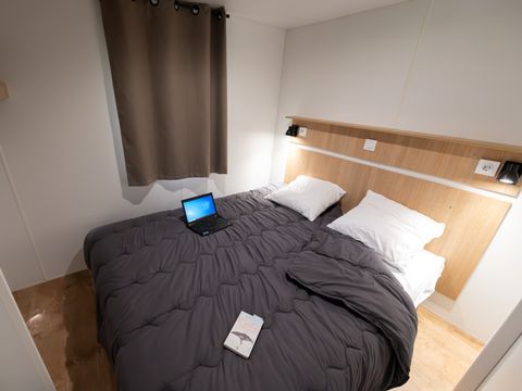 Mobilhome 4 personnes - Premium Trendy 28m² - 2 chambres + terrasse couverte + Clim + TV
