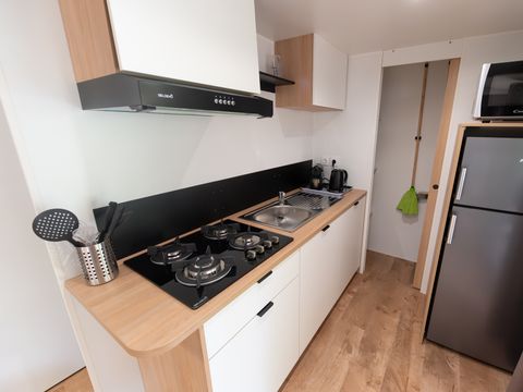 Mobilhome 4 personnes - Premium Trendy 28m² - 2 chambres + terrasse couverte + Clim + TV