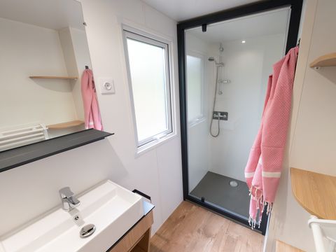 Mobilhome 4 personnes - Premium Trendy 28m² - 2 chambres + terrasse couverte + Clim + TV