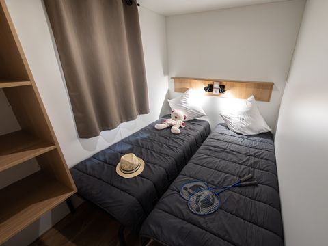 Mobilhome 4 personnes - Premium Trendy 28m² - 2 chambres + terrasse couverte + Clim + TV