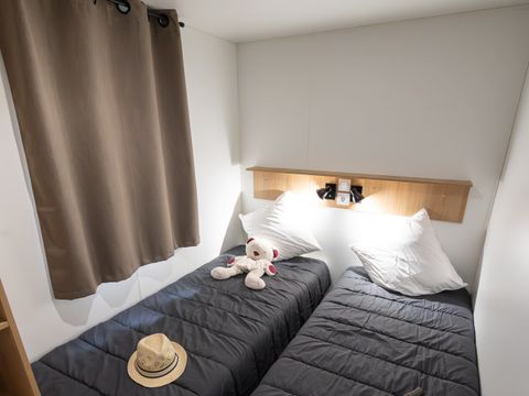 Mobilhome 4 personnes - Premium Trendy 28m² - 2 chambres + terrasse couverte + Clim + TV