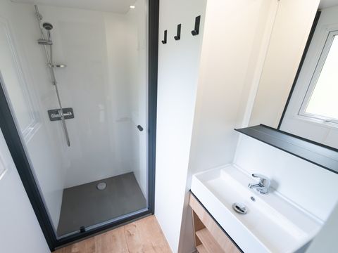 MOBILHOME 6 personnes - Trendy 33m² - proximité rivière - 3 chambres + terrasse couverte + Clim + TV