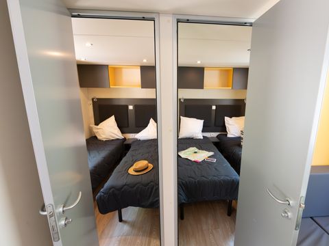 MOBILHOME 6 personnes - Mobil-Home Confort Relax Clim 33m² (3ch-6pers) + Terrasse couverte + Clim - Tarif 1 à 6 pers. 6 pers