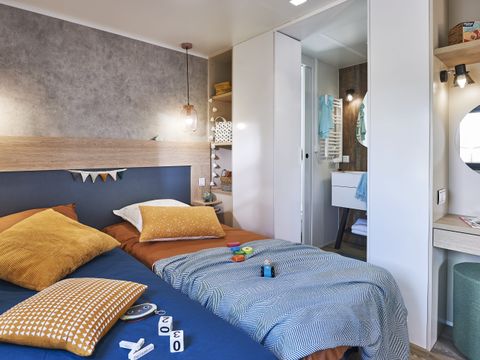 Mobilhome 1/4 personnes - Crecy la Chapelle : - QUEEN - 2 chambres - 2 salles de bain - AVEC CLIMATISEUR - DRAPS ET SERVIETTES INCLUS
