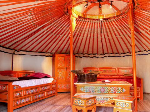 HÉBERGEMENT INSOLITE 4 personnes - Yourte (sans toilette, ni douche)