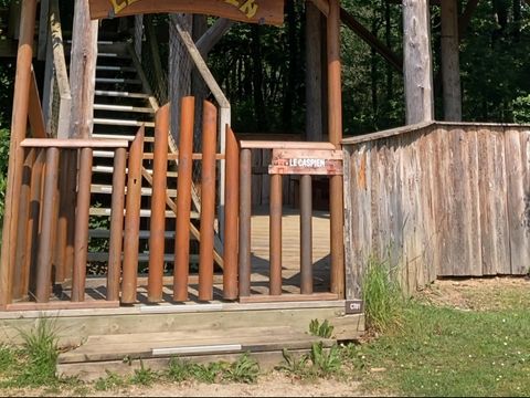 HÉBERGEMENT INSOLITE 10 personnes - Château dans les branches 