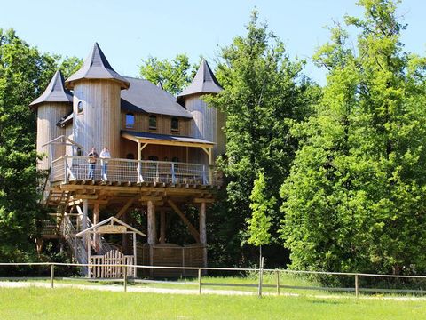 HÉBERGEMENT INSOLITE 10 personnes - Château dans les branches 