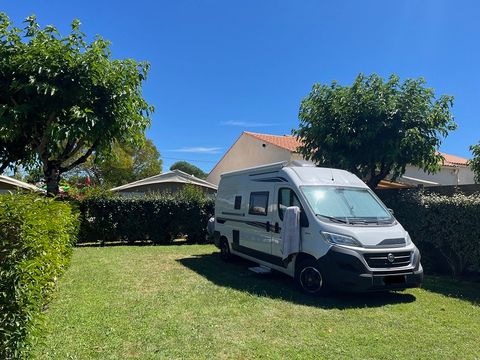 Emplacement - Emplacement + 1 véhicule + tente ou caravane (de 15h à 12h) avec électricité 80 m²