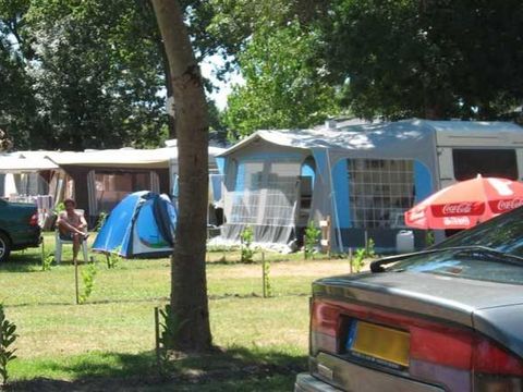 Emplacement - Emplacement + 1 véhicule + tente ou caravane (de 15h à 12h) avec électricité 80 m²