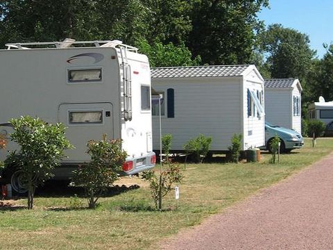 Emplacement - Emplacement + 1 véhicule + tente ou caravane (de 15h à 12h) avec électricité 80 m²