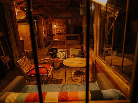 HÉBERGEMENT INSOLITE 6 personnes - Cabane et jacuzzi privatif 1/6 pers