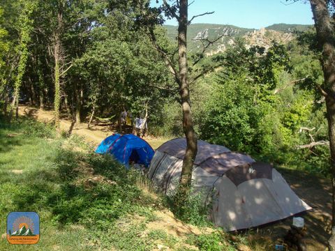 Emplacement - Forfait - 1 tente - 7x3m max. - Prix basé sur 2 personnes - Avec électricité. Pas de véhicule