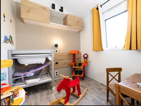 MOBILHOME 4 personnes - PREMIUM - Baby FAMILY - 2 Chambres - TV - avec terrasse, salle de jeux, lave vaisselle