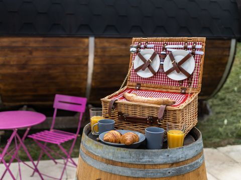 HÉBERGEMENT INSOLITE 2 personnes - Chambre Tonneau BARREL - 1 chambre (sans sanitaires) HÉBERGEMENT INSOLITE 2 personnes - Chambre Tonneau BARREL - 1 chambre (sans sanitaires)