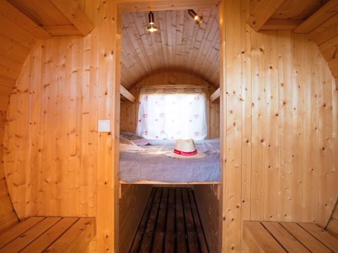 HÉBERGEMENT INSOLITE 2 personnes - Chambre Tonneau BARREL - 1 chambre (sans sanitaires) HÉBERGEMENT INSOLITE 2 personnes - Chambre Tonneau BARREL - 1 chambre (sans sanitaires)