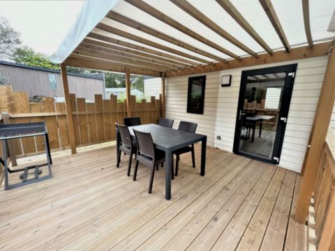 Mobilhome 5 personnes - MH2 EVASION VENEZIA - se trouve à l’entrée du camping et est proche du snacking et de la scène des animations. Il y a donc le bruit des animations jusqu’à 23h maximum. Le calme total est demandé par la suite.