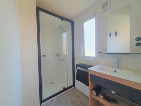 Mobilhome 5 personnes - MH2 EVASION VENEZIA - se trouve à l’entrée du camping et est proche du snacking et de la scène des animations. Il y a donc le bruit des animations jusqu’à 23h maximum. Le calme total est demandé par la suite.