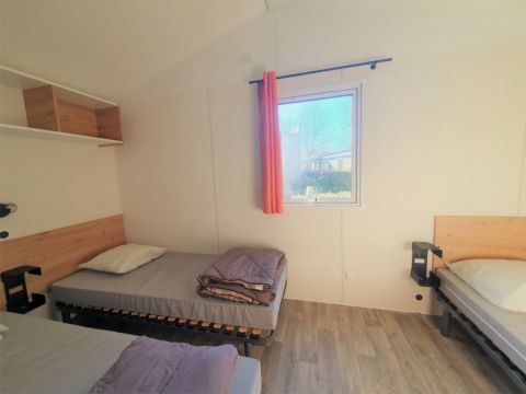 Mobilhome 5 personnes - MH2 EVASION VENEZIA - se trouve à l’entrée du camping et est proche du snacking et de la scène des animations. Il y a donc le bruit des animations jusqu’à 23h maximum. Le calme total est demandé par la suite.