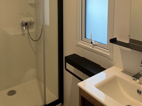 Mobilhome 5 personnes - MH2 EVASION VENEZIA - se trouve à l’entrée du camping et est proche du snacking et de la scène des animations. Il y a donc le bruit des animations jusqu’à 23h maximum. Le calme total est demandé par la suite.