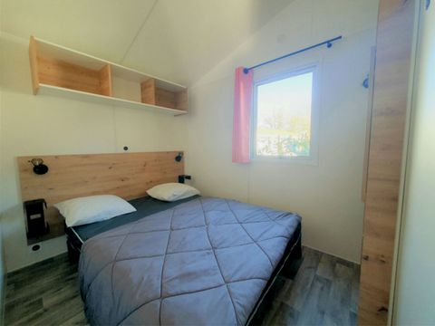 Mobilhome 5 personnes - MH2 EVASION VENEZIA - se trouve à l’entrée du camping et est proche du snacking et de la scène des animations. Il y a donc le bruit des animations jusqu’à 23h maximum. Le calme total est demandé par la suite.