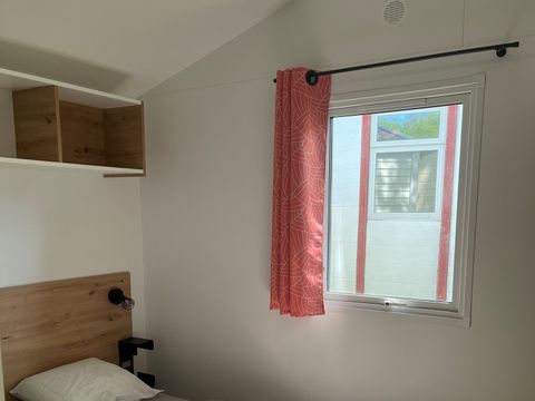 Mobilhome 5 personnes - MH2 EVASION VENEZIA - se trouve à l’entrée du camping et est proche du snacking et de la scène des animations. Il y a donc le bruit des animations jusqu’à 23h maximum. Le calme total est demandé par la suite.