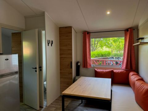 Mobilhome 5 personnes - MH2 EVASION VENEZIA - se trouve à l’entrée du camping et est proche du snacking et de la scène des animations. Il y a donc le bruit des animations jusqu’à 23h maximum. Le calme total est demandé par la suite.