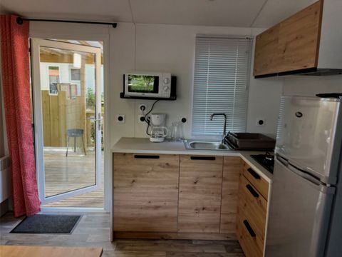 Mobilhome 5 personnes - MH2 EVASION VENEZIA - se trouve à l’entrée du camping et est proche du snacking et de la scène des animations. Il y a donc le bruit des animations jusqu’à 23h maximum. Le calme total est demandé par la suite.