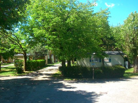 Emplacement - Forfait GRAND CONFORT : Emplacement + Voiture + Electricité 6 A + Eau et évacuation
