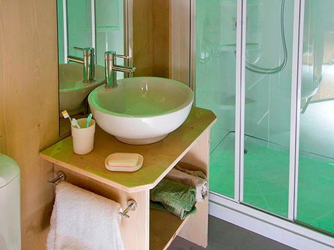 Tente en toile et en bois 6 personnes - Tente Safari | 3 Ch. | 6 Pers. | 1 SDB | Clim.