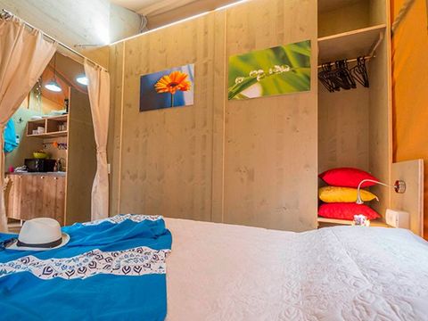 Tente en toile et en bois 6 personnes - Tente Safari | 3 Ch. | 6 Pers. | 1 SDB | Clim.