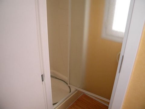 Mobilhome 3 personnes - H 27 - 2 chambres - Terrasse couverte