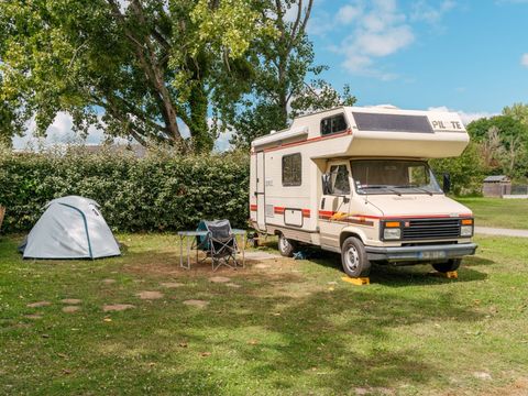 Emplacement - Forfait Confort (1 tente, caravane ou camping-car / 1 voiture / électricité 16A)
