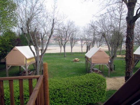 TENTE TOILE ET BOIS 6 personnes - Tente LE NID 46 m² - 3 chambres - Sanitaires + Cuisine