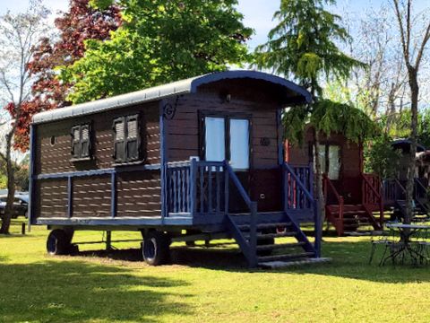 HÉBERGEMENT INSOLITE 4 personnes - ROULOTTE GITE (avec cuisine) - 18 m²