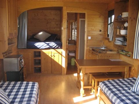 HÉBERGEMENT INSOLITE 4 personnes - ROULOTTE GITE (avec cuisine) - 18 m²