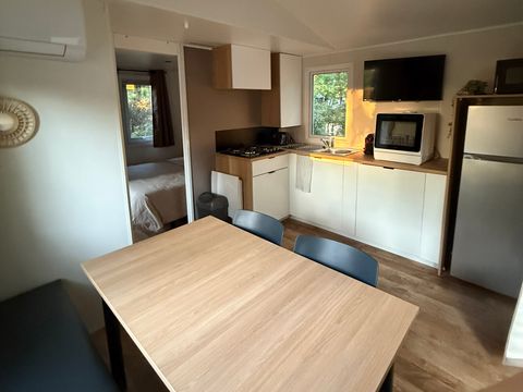 MOBILHOME 2 personnes - PREMIUM 20m² 1 chambre + TV+ Climatisation + Lave-vaisselle + terrasse couverte 10m²