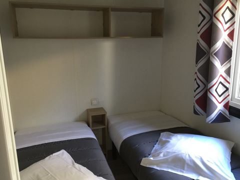 Mobilhome 4 personnes - Des Familles - 2 chambres - 32 m² - TV - CLIM - Lave-vaisselle - DRAPS - Inclus à la location à la semaine