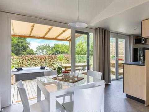 MOBILHOME 4 personnes - Mobil-home | Ultimate | 2 Ch. | 4 Pers. | Terrasse surélevée | Jacuzzi | Douche tropicale | Clim. | TV