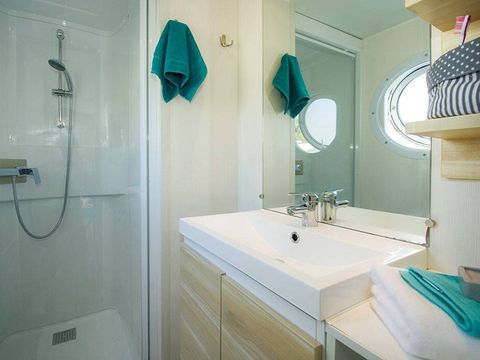 MOBILHOME 6 personnes - Mobil-home | Ultimate | 3 Ch. | 6 Pers. | Terrasse surélevée | Jacuzzi | 2 SDB | Clim. | TV