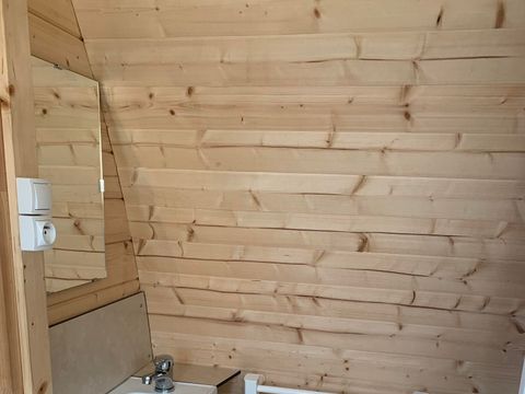 HÉBERGEMENT INSOLITE 2 personnes - Pod 2 pers. - 1 lit double - avec WC et SDB